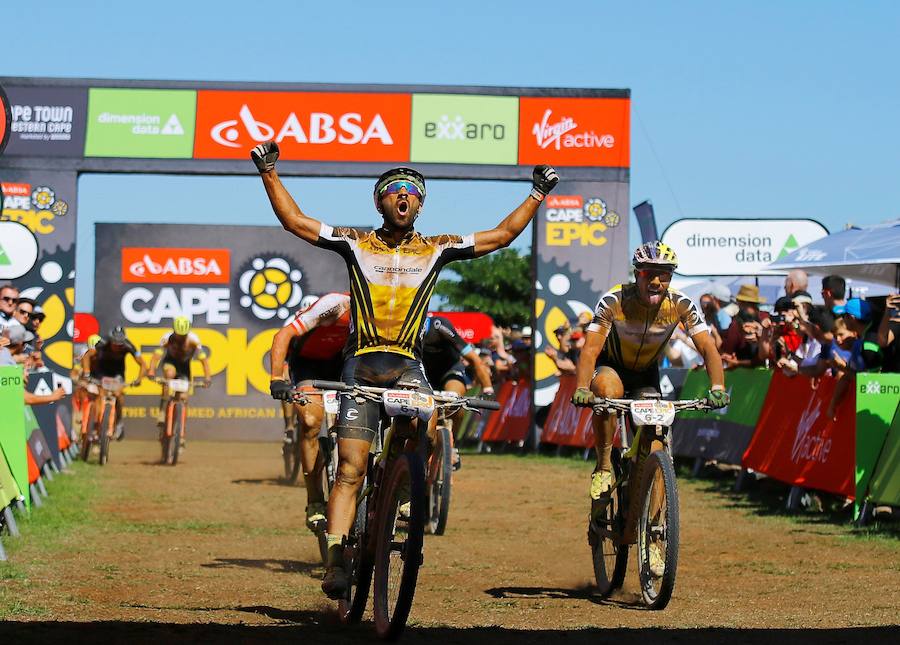 Segunda etapa de 110 kilómetros de la prueba sudafricana de bicicletas todoterreno (BTT) ABSA Cape Epic, considerada una de las más duras del mundo y conocida como "el Tour de Francia de las BTT", en Ciudad del Cabo (Sudáfrica),