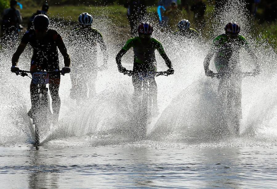 Segunda etapa de 110 kilómetros de la prueba sudafricana de bicicletas todoterreno (BTT) ABSA Cape Epic, considerada una de las más duras del mundo y conocida como "el Tour de Francia de las BTT", en Ciudad del Cabo (Sudáfrica),