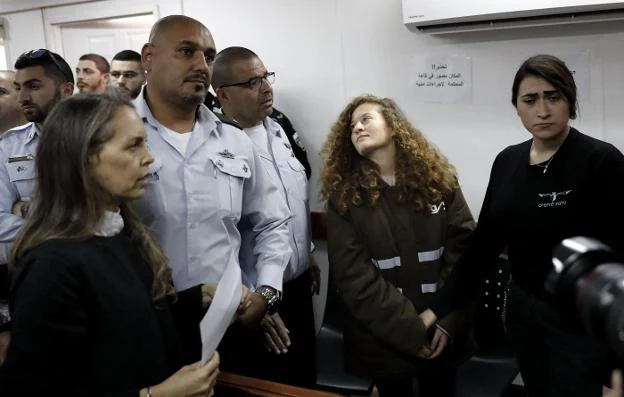 Ahed Tamimi, esposada, tras ser detenida el pasado mes de enero tras golpear a un soldado israelí. :: THOMAS COEX/ afp