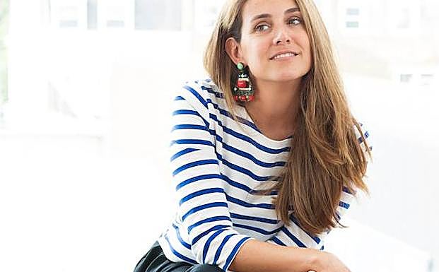 Imagen principal - Arriba, Pepa González. Abajo, dos de sus diseños de la nueva colección de primavera /verano.