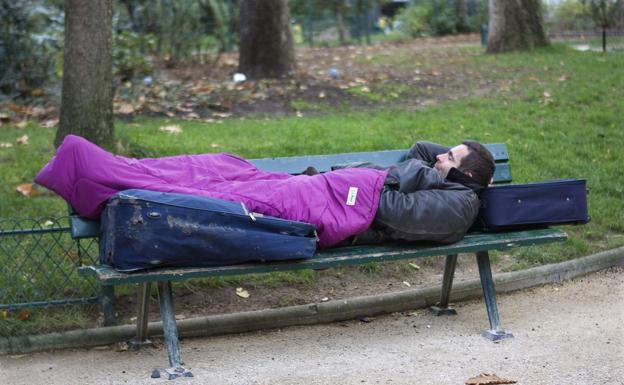 Un sintecho en un parque de París.