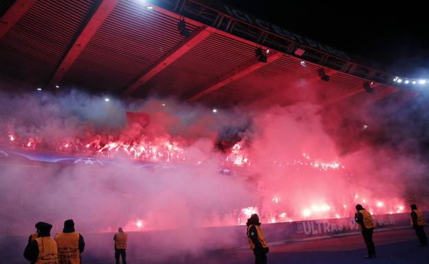 Bengalas en el Parque de los Príncipes, con ocasión del reciente PSG-Real Madrid. 