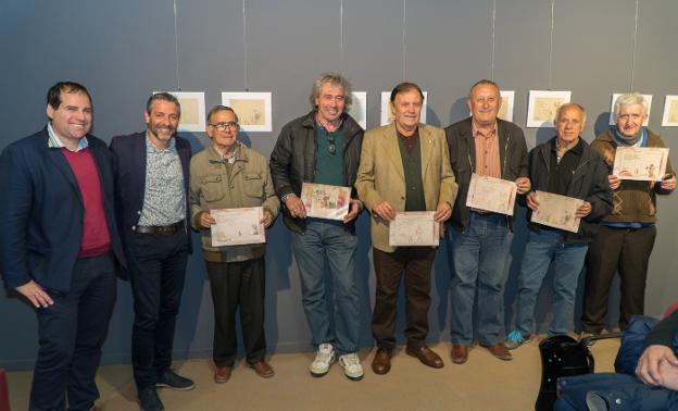 Los participantes, ayer con sus dibujos hechos hace 60 años. 