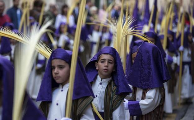 Ñinos, durante la procesión de La Pollinica en Málaga. 