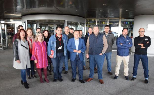 Heredia y Tundidor, con representantes de los trabajadores aeroportuarios. 