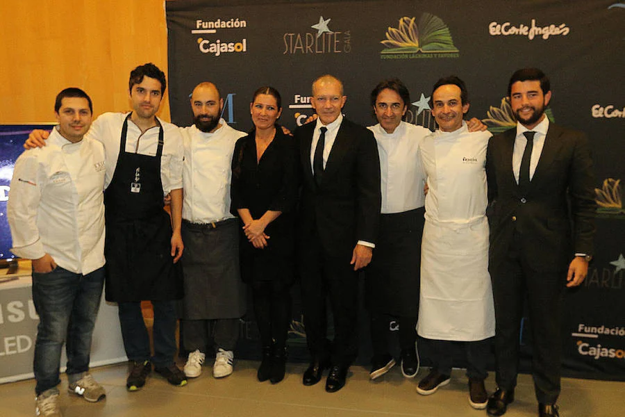 Antonio Banderas y Sara Baras, junto a los cocineros de la gala Lágrimas y Favores.