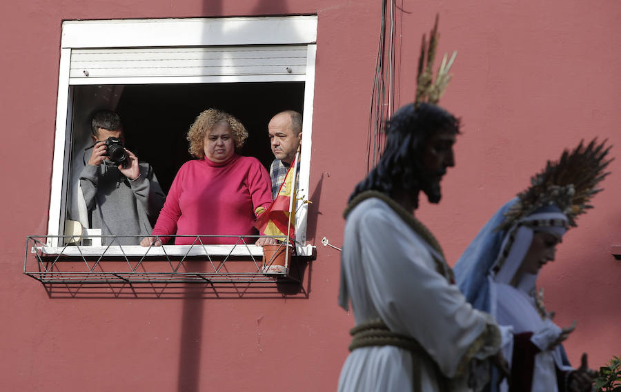 Miles de personas se reúnen en la plaza de San Pablo en la Trinidad y acompañan al Cautivo y a la Virgen de la Trinidad en el traslado a la casa hermandad