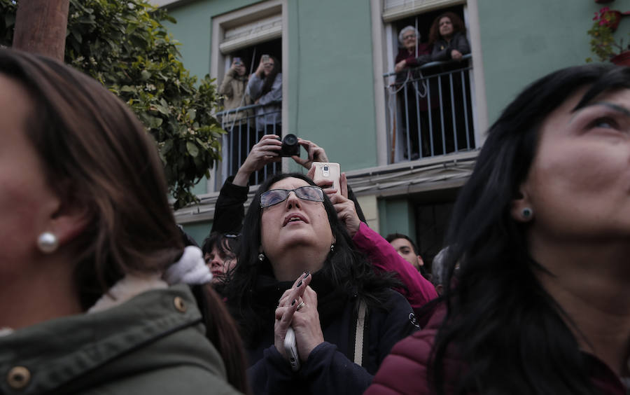 Miles de personas se reúnen en la plaza de San Pablo en la Trinidad y acompañan al Cautivo y a la Virgen de la Trinidad en el traslado a la casa hermandad