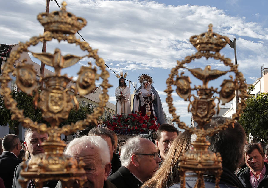 Miles de personas se reúnen en la plaza de San Pablo en la Trinidad y acompañan al Cautivo y a la Virgen de la Trinidad en el traslado a la casa hermandad