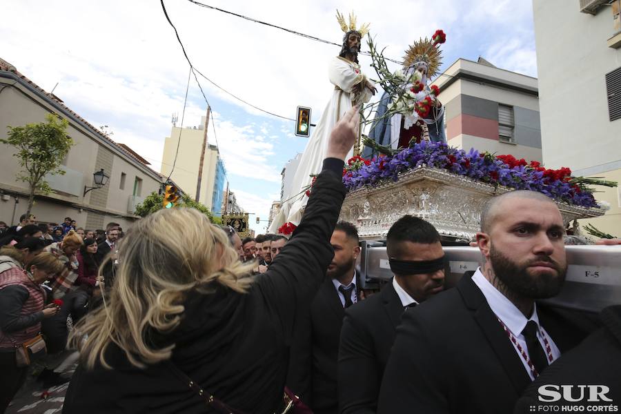 Miles de personas se reúnen en la plaza de San Pablo en la Trinidad y acompañan al Cautivo y a la Virgen de la Trinidad en el traslado a la casa hermandad