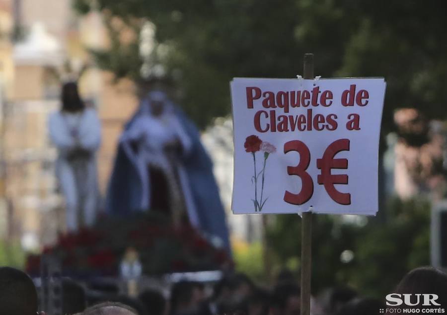 Miles de personas se reúnen en la plaza de San Pablo en la Trinidad y acompañan al Cautivo y a la Virgen de la Trinidad en el traslado a la casa hermandad