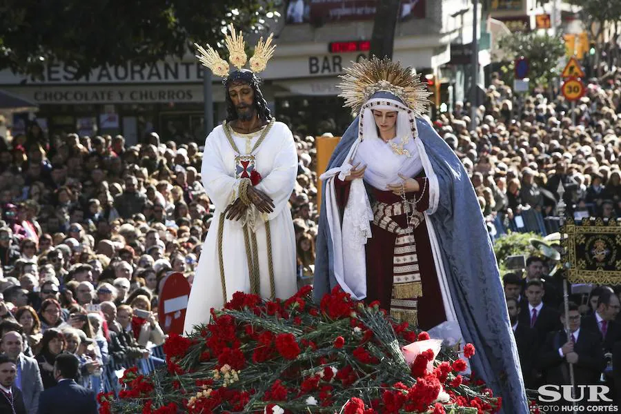 Miles de personas se reúnen en la plaza de San Pablo en la Trinidad y acompañan al Cautivo y a la Virgen de la Trinidad en el traslado a la casa hermandad