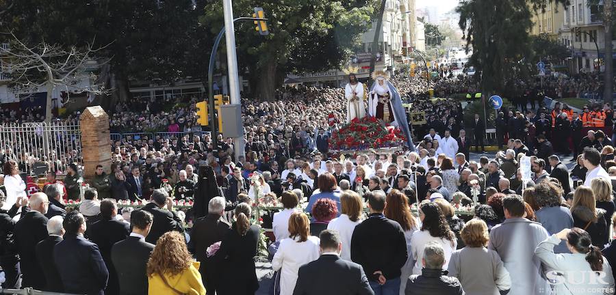 Miles de personas se reúnen en la plaza de San Pablo en la Trinidad y acompañan al Cautivo y a la Virgen de la Trinidad en el traslado a la casa hermandad