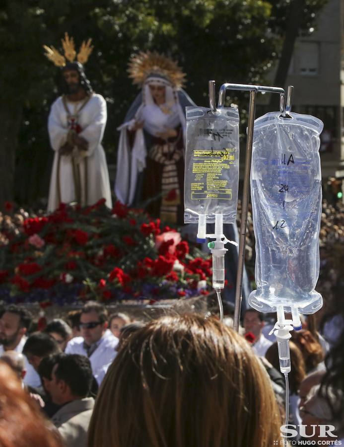 Miles de personas se reúnen en la plaza de San Pablo en la Trinidad y acompañan al Cautivo y a la Virgen de la Trinidad en el traslado a la casa hermandad