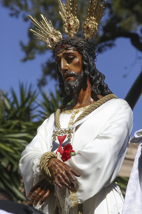 Miles de personas se reúnen en la plaza de San Pablo en la Trinidad y acompañan al Cautivo y a la Virgen de la Trinidad en el traslado a la casa hermandad