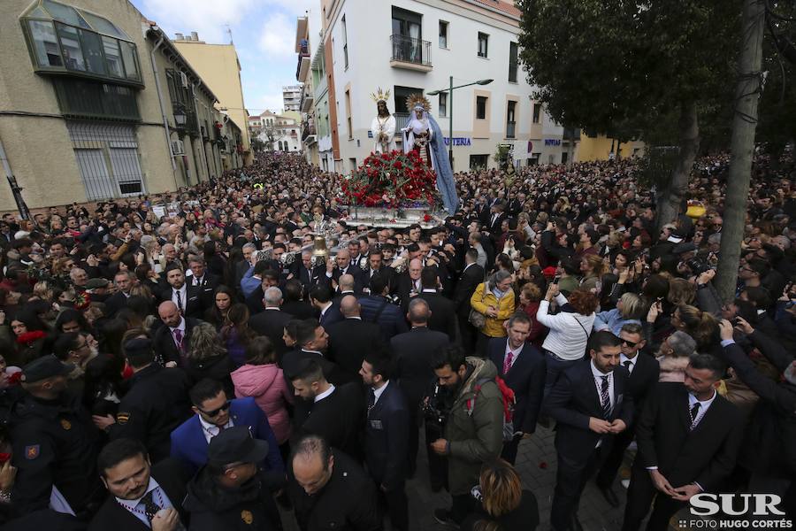 Miles de personas se reúnen en la plaza de San Pablo en la Trinidad y acompañan al Cautivo y a la Virgen de la Trinidad en el traslado a la casa hermandad