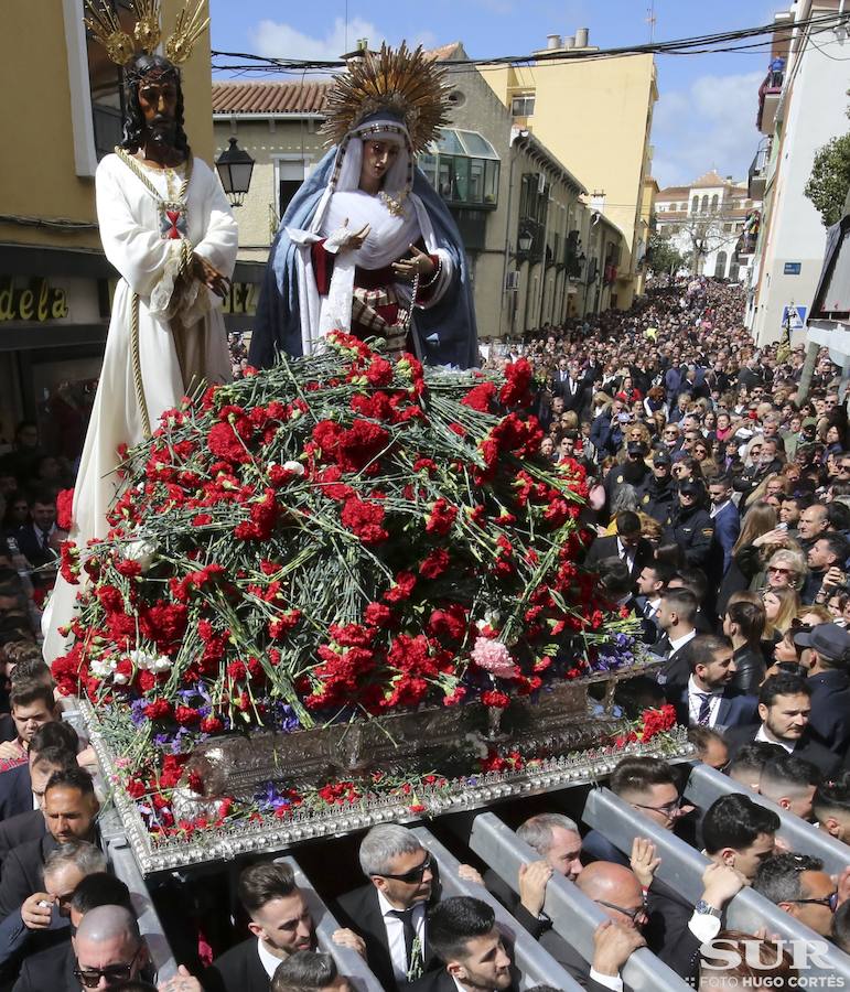 Miles de personas se reúnen en la plaza de San Pablo en la Trinidad y acompañan al Cautivo y a la Virgen de la Trinidad en el traslado a la casa hermandad