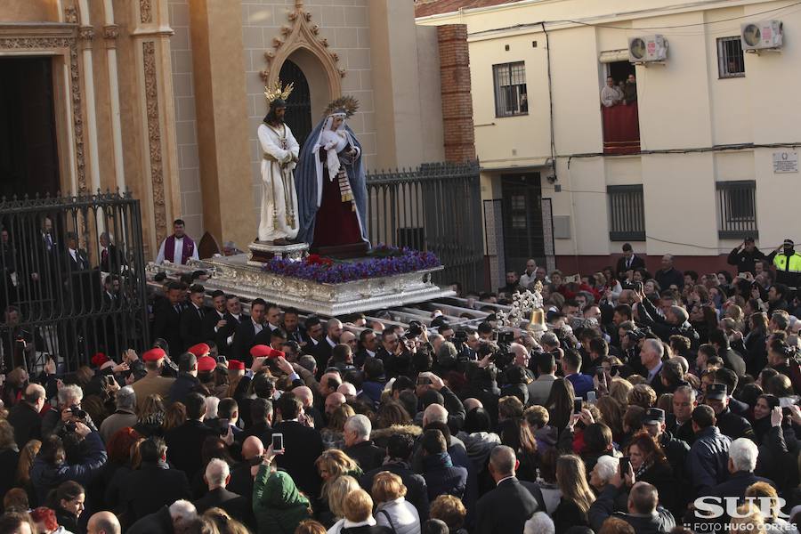 Miles de personas se reúnen en la plaza de San Pablo en la Trinidad y acompañan al Cautivo y a la Virgen de la Trinidad en el traslado a la casa hermandad