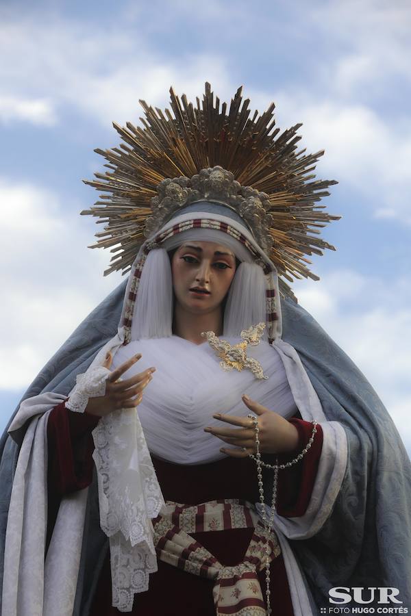 Miles de personas se reúnen en la plaza de San Pablo en la Trinidad y acompañan al Cautivo y a la Virgen de la Trinidad en el traslado a la casa hermandad