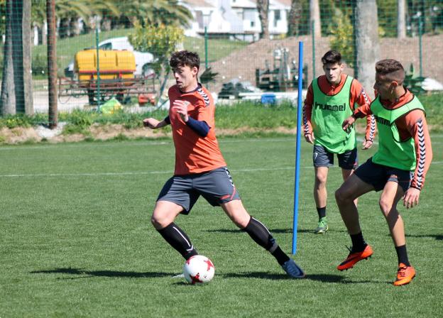 Chus Hevia, que puede reaparecer hoy, en un entrenamiento reciente. 