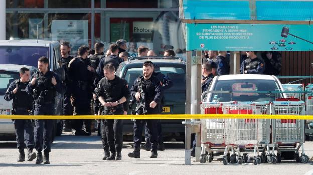 Efectivos de la Gendarmería Nacional francesa, ayer, en el supermercado de la cadena Système U de Trèbes. :: Guillaume Horcajuelo / efe