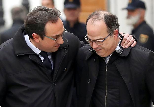 Josep Rull abraza a Jordi Turull ayer a su llegada al Tribuna Supremo, donde poco después se decretó su ingreso en prisión. :: S. VERA / REUTERS