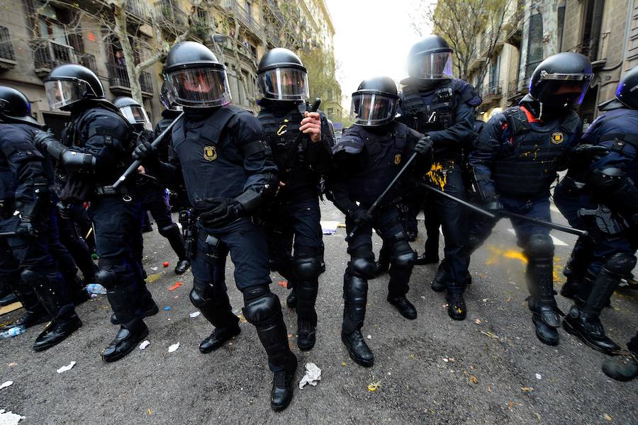 La concentración independentista que tiene lugar frente a la Delegación del Gobierno en Barcelona ha vivido momentos de tensión entre centenares de manifestantes y los agentes antidisturbios de los Mossos d'Esquadra que conforman el perímetro de seguridad.