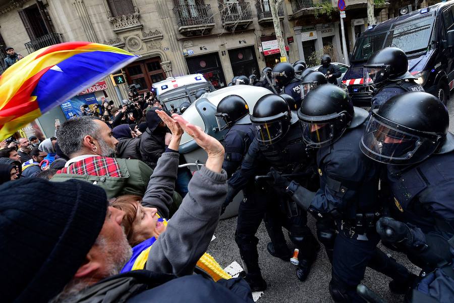 La concentración independentista que tiene lugar frente a la Delegación del Gobierno en Barcelona ha vivido momentos de tensión entre centenares de manifestantes y los agentes antidisturbios de los Mossos d'Esquadra que conforman el perímetro de seguridad.