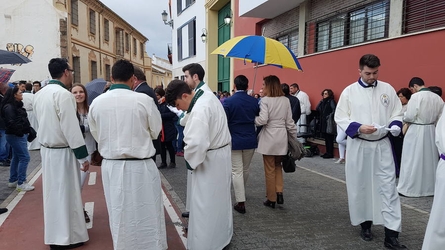 La Pollinica, tras la reunión de la comisión de la Cofradía, decidió salir algo más de una hora después de su hora habitual ante el riesgo de lluvia