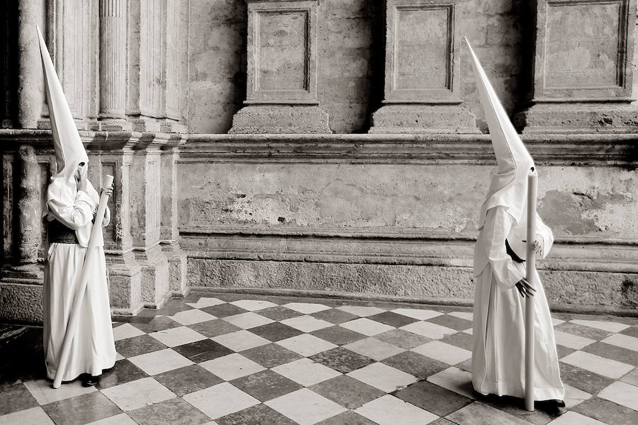 El fotógrafo Txema Rodríguez ofrece una visión íntima de la Semana Santa de Málaga