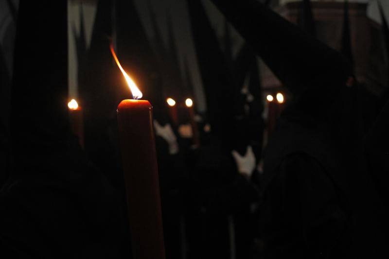 Estas son las mejores fotografías de la Cofradía de los Dolores del Puente durante su salida procesional en el Lunes Santo malagueño de 2018.