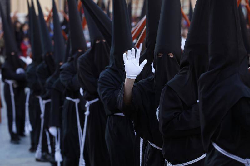 Estas son las mejores fotografías de la Cofradía de los Dolores del Puente durante su salida procesional en el Lunes Santo malagueño de 2018.