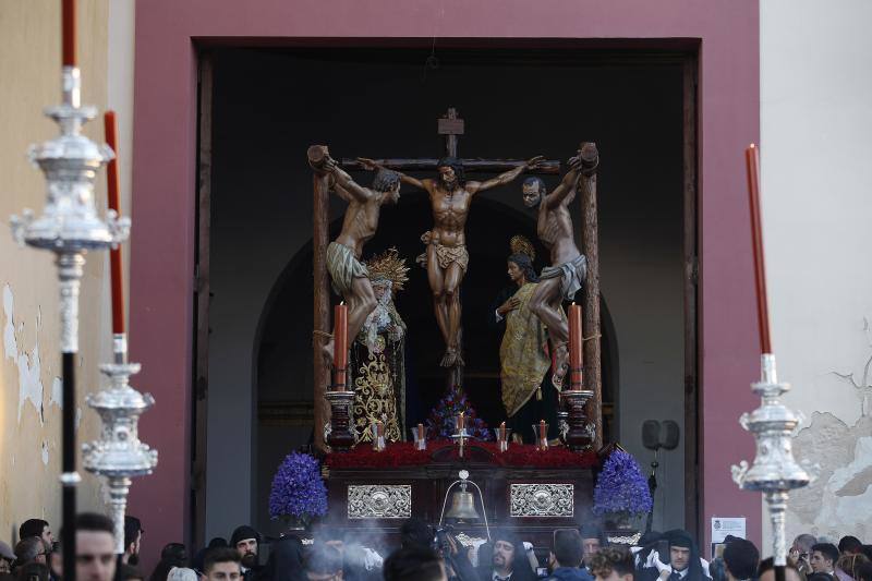 Estas son las mejores fotografías de la Cofradía de los Dolores del Puente durante su salida procesional en el Lunes Santo malagueño de 2018.