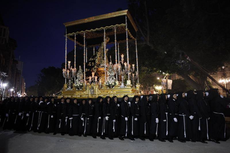 Estas son las mejores fotografías de la Cofradía de los Dolores del Puente durante su salida procesional en el Lunes Santo malagueño de 2018.