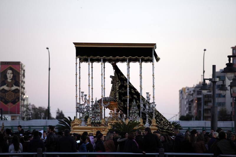 Estas son las mejores fotografías de la Cofradía de los Dolores del Puente durante su salida procesional en el Lunes Santo malagueño de 2018.