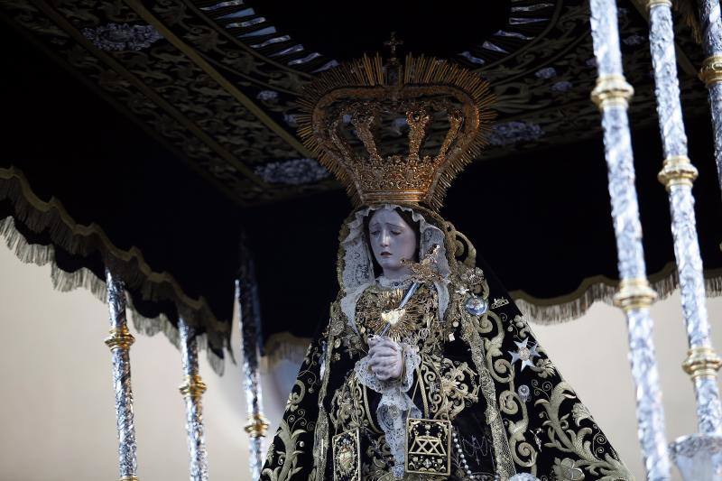 Estas son las mejores fotografías de la Cofradía de los Dolores del Puente durante su salida procesional en el Lunes Santo malagueño de 2018.