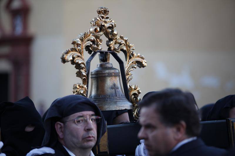 Estas son las mejores fotografías de la Cofradía de los Dolores del Puente durante su salida procesional en el Lunes Santo malagueño de 2018.