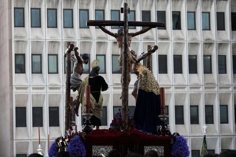 Estas son las mejores fotografías de la Cofradía de los Dolores del Puente durante su salida procesional en el Lunes Santo malagueño de 2018.