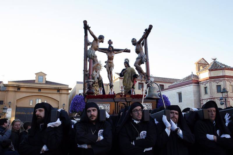 Estas son las mejores fotografías de la Cofradía de los Dolores del Puente durante su salida procesional en el Lunes Santo malagueño de 2018.