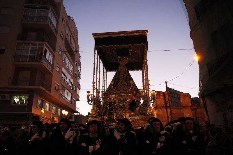 Estas son las mejores fotografías de la Cofradía de los Dolores del Puente durante su salida procesional en el Lunes Santo malagueño de 2018.