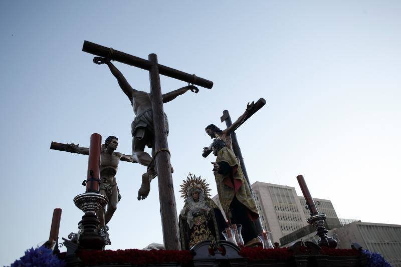 Estas son las mejores fotografías de la Cofradía de los Dolores del Puente durante su salida procesional en el Lunes Santo malagueño de 2018.