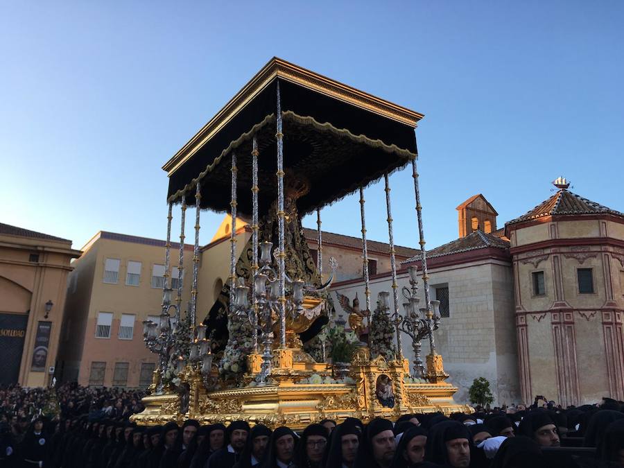 Estas son las mejores fotografías de la Cofradía de los Dolores del Puente durante su salida procesional en el Lunes Santo malagueño de 2018.