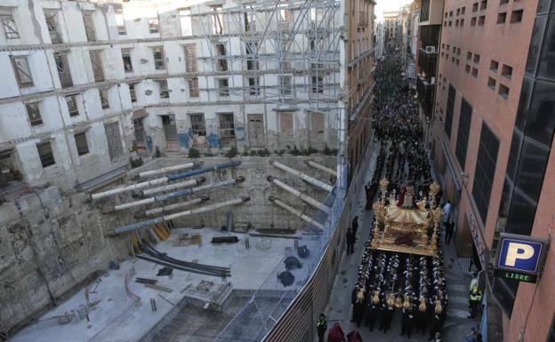 Estudiantes a su paso por el socavón de Tejón y Rodríguez.