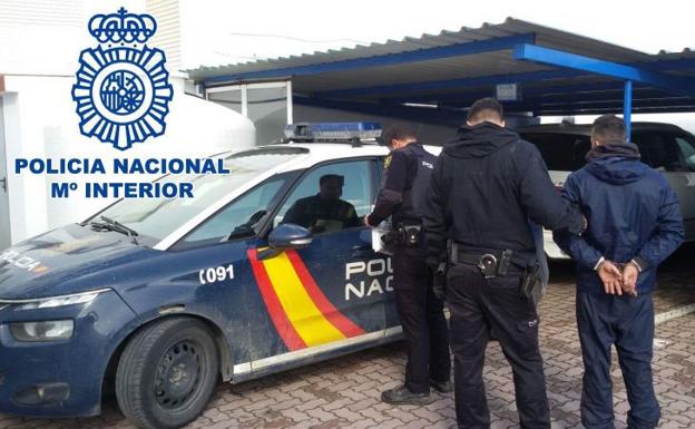 Imagen de archivo de varios agentes de la Policía Nacional en otra operación desarrollada en La Línea.