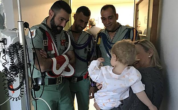 La Legión vuelve a visitar a los menores ingresados en el Hospital Materno Infantil de Málaga