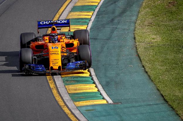 Alonso, en el circuito de Albert Park en Melbourne. :: EFE