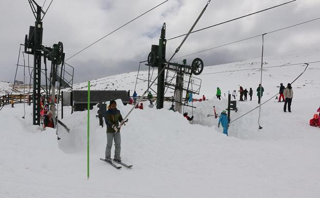 En Alto Campoo, la nieve continúa cayendo sobre unas pistas que acumulan grandes espesores