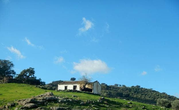 Vista de uno de los cortijos situados en este recorrido