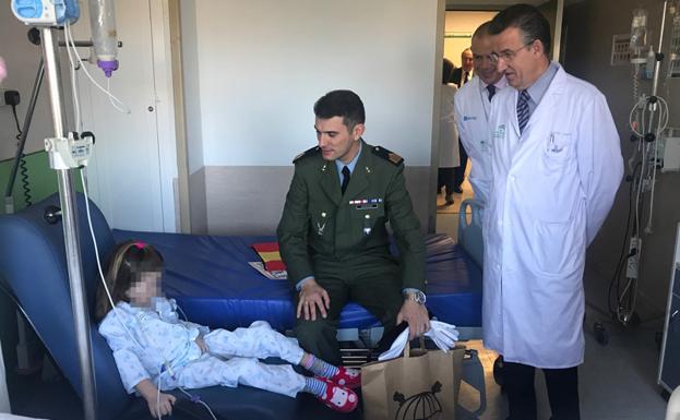 Miembros de la Brigada Paracaidista visitan a los menores ingresados en el Materno Infantil