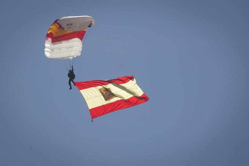 La Brigada Paracaidista (BRIPAC) ha ofrecido en la mañana de este Miércoles Santo de esta Semana Santa una exhibición de saltos en la playa de La Caleta, a la altura del Hotel Miramar.